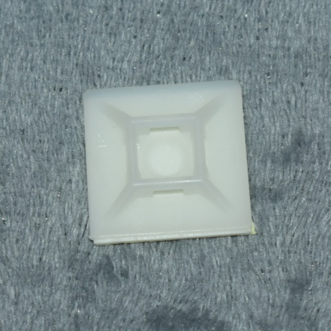 Element mocujący samoprzylepny do opasek kablowych 27,7x27,7 mm. NEUTRAL Element mocujący samoprzylepny do opasek kablowych 27,7x27,7 mm. NEUTRAL