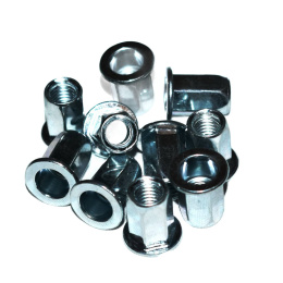 Nitonakrętka sześciokątna M6x13,5 mm. 20 szt. Zakres mocowania 0,5-3 mm.