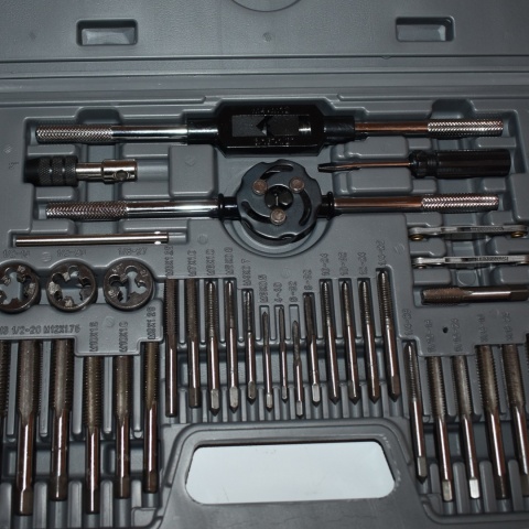 Zestaw gwintowników i narzynek 60 el. metryczne + UNC walizka