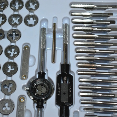 Zestaw metrycznych i calowych gwintowników i narzynek w walizce 60 szt. HSS